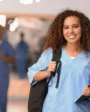 Jovem estudante de enfermagem sorrindo no hospital