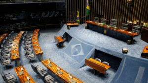 Plenário do Senado Federal do Brasil com mesas e cadeiras