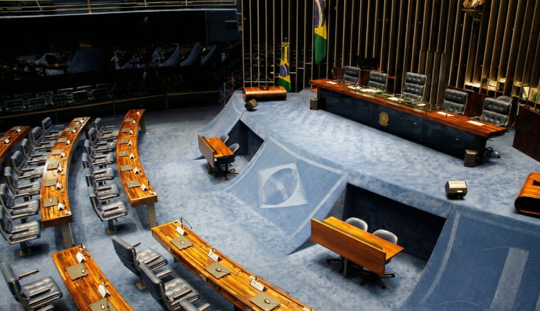Plenário do Senado Federal do Brasil com mesas e cadeiras