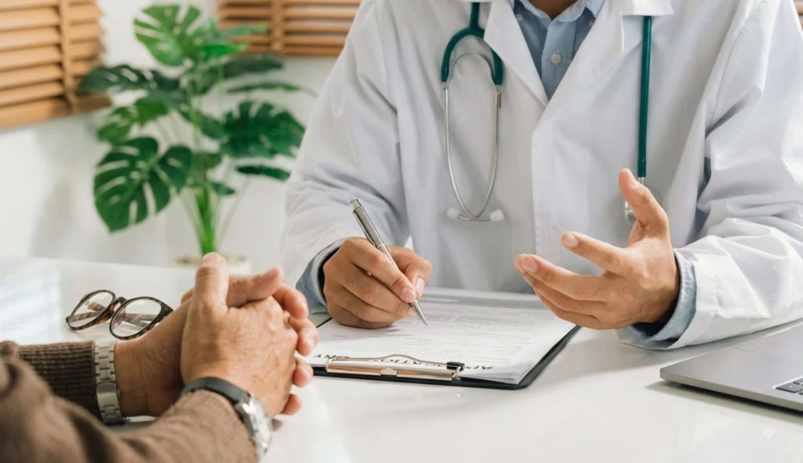 Médico conversando com paciente em consulta