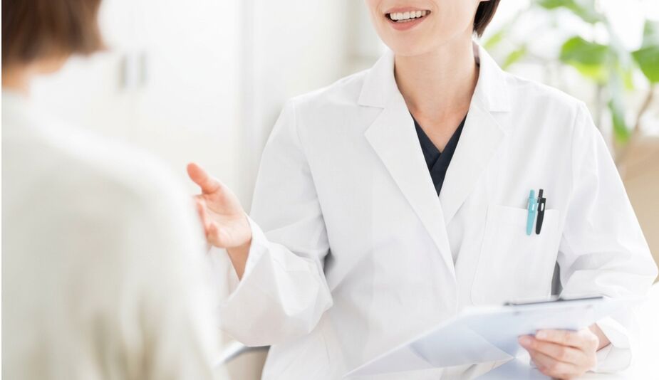 Médica conversando com paciente em consultório